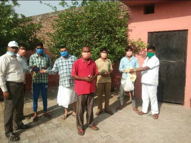 Cleaning workers honored by wearing flower garlands